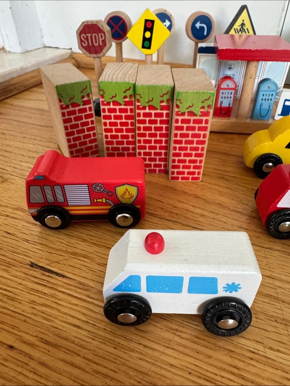 Title: Mixed Wooden Town & Vehicle Lot - Compatible with Thomas Train Tracks